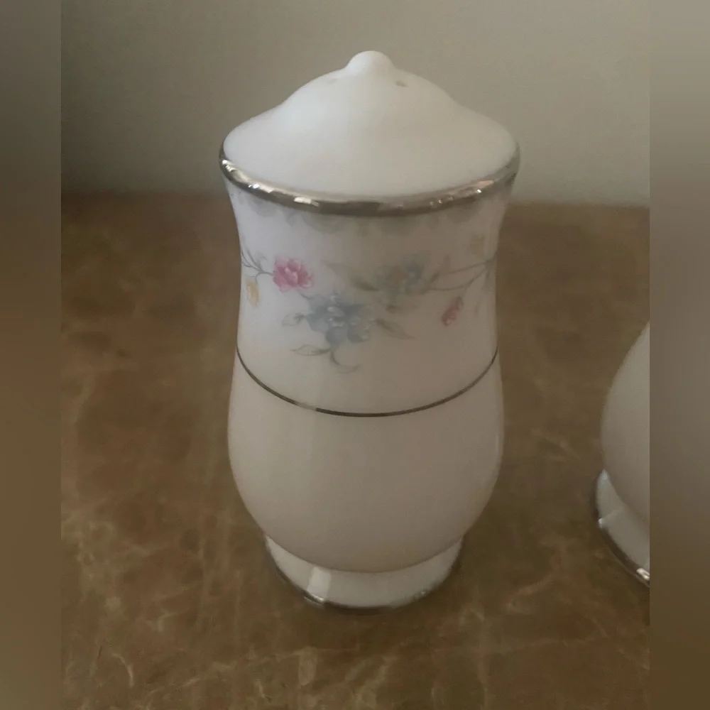 Gorham Vintage Snow Rose Salt & Pepper Shakers 3” Platinum Trim - Flowers - Picture 5 of 10